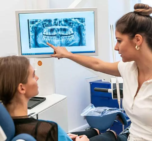 Bild Beratung Bild von einer Zahnärztin die einer Patientin, ein Röntgenbild erklärt.