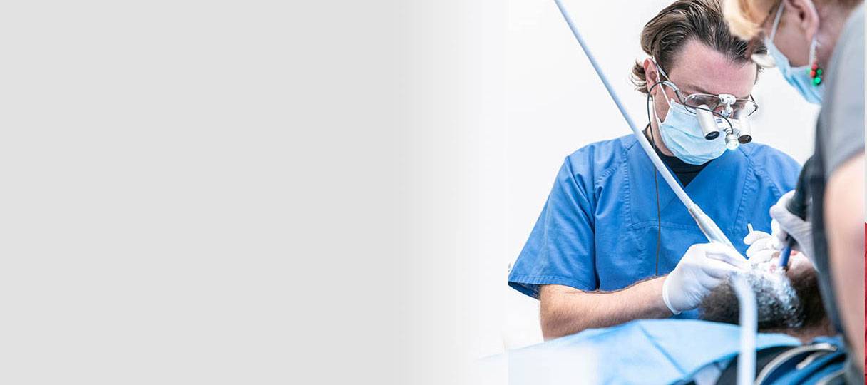 oralchirurgie-berlin-kudamm1 Patient wird vom Zahnarzt oralchirurgisch behandelt