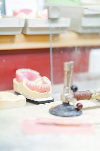 Vollkeramikkronen im Labor