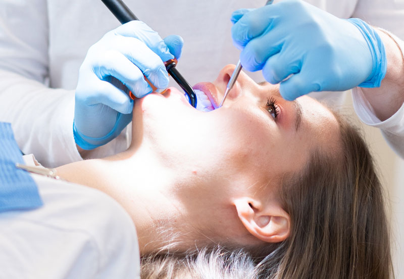 Ein Frau wird unter Sedierung zahnärztlich behandelt